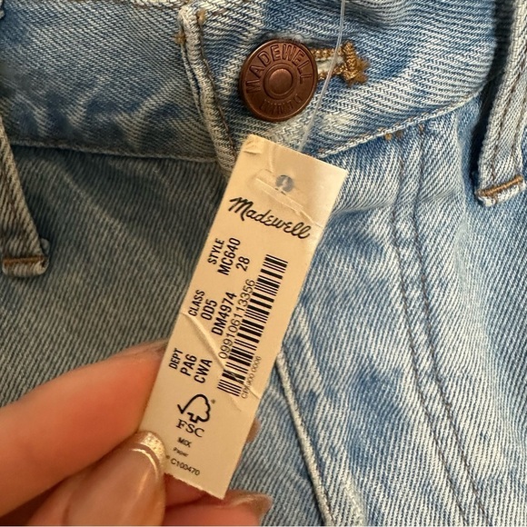 NWT Madewell Relaxed Denim Shorts Size 28 High Waisted Raw Edge Hem Light Wash - Picture 4 of 6